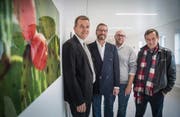 Freuen sich über die Vernissage: Spitaldirektor Stephan Kunz, Chirurgie-Chefarzt Markus Röthlin, Ifolor-Mitinhaber Hannes Schwarz und Künstler Richard Tisserand. (Bild: Andrea Stalder)