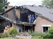 Überresten des Hauses in Oberhallau SH, in das ein Pilot ein Kleinflugzeug gelenkt hatte. (Bild: KEYSTONE/WALTER BIERI)