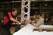 Für den Umzugswagen der Rover der Pfadi Schattdorf wird gemeinsam Hand angelegt. (Bild: Markus Zwyssig, Schattdorf, 22. Februar 2019)