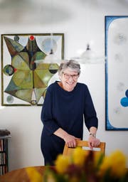 Renate Shashoua in ihrer Wohnung in Zug, in der sie sich auch ohne Sauerstoffgerät bewegen kann. Bild: Stefan Kaiser (26. Februar 2019)