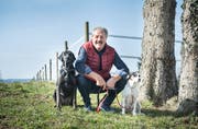 Sepp Silberbergermit seinen beiden Hunden. (Bild: Andrea Stalder)