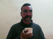 Der indische Pilot, der am Mittwoch von pakistanischen Streitkräften festgenommen worden war, ist wieder auf freiem Fuss. (Bild: KEYSTONE/AP Pakistan Military)