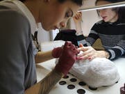 Aber bitte mit Farbe: Nach entspannten anderthalb Stunden beim Profi hält der Gellack 14 Tage perfekt. (Bild: Dina Holz)