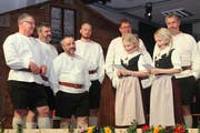 «Jung sy» heisst das Motto des diesjährigen «Jodlerabigs» der Tälläbuebä Attinghausen. Einen Vorgeschmack auf dieses Motto gaben die beiden jungen Ansagerinnen bereits im vergangenen Jahr. (Bild: Robi Kuster, Altdorf, 25. Februar 2018)