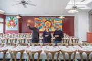 Im neuen alten Klubhaus: Stadtbaumeister Hansueli Rechsteiner, Stadträtin Maria Pappa und Vereinspräsident Alberto Gomez. (Bild: Urs Bucher)