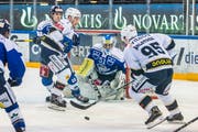 EVZ-Academy-Torhüter Luca Hollenstein (Mitte) gerät unter Beschuss. Bild: Patrick Hürlimann (Zug, 1. März 2019)