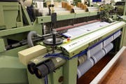 Auf solchen Maschinen wird in Bütschwil produziert. (Bild: PD)