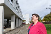 Zentrumsleiterin Irene Heggli vor dem Neubau des Alterszentrums Bussnang. (Bild: Donato Caspari, 30. Oktober 2018)