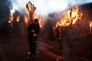 An der Fasnachtseröffnung sorgen die «Füürbäse» für ein feuriges Spektakel. Die Fackelträger schützen sich mit ausgemusterter Feuerwehrausrüstung vor den Funken. (Bilder: Maya Heizmann)