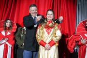 Muschelfee Nathalie Scholz erhält von Sirnachs Gemeindepräsident Kurt Baumann das Muschelgeschmeide umgelegt.
