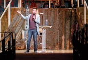 Der Comedy-Gast Joël von Mutzenbecher brachte die Menzinger zum Lachen. (Bild: Stefan Kaiser, 28. Februar 2019)