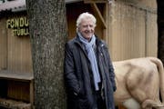 Emil Steinberger posiert beim Fototermin in Basel spontan mit einer Kuhfigur. (Bild: Roland Schmid, 4. März 2019)