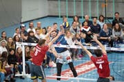 Strahinja Brzakovic (hinten) überwindet den Schönenwerder Block mit Marcin Ernastowicz (links). Bild: Roger Grütter (Luzern, 10. März 2019)