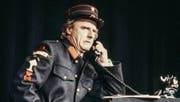 Mit seinen Nummern füllte er Hallen und Theatersäle im ganzen Land. So auch im Bernhardtheater in Zürich, wo Kabarettist Emil Steinberger 1981 mit seinem Programm «Feuerabend» auftrat. (Bild: Keystone)