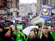 Zehntausende Niederländer haben am Sonntag in Amsterdam für eine «ehrliche Klimapolitik» ihrer Regierung demonstriert. (Bild: KEYSTONE/EPA ANP/ROBIN VAN LONKHUIJSEN)
