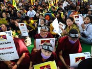 Exiltibeter begehen unter anderem in Indien den 60. Jahrestag des Volksaufstand in Tibet. Sie fordern ein Ende der chinesischen Herrschaft in Tibet. (Bild: KEYSTONE/EPA/STR)