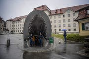 Vor dem Pfalzkeller: In wenigen Minuten öffnet das Wahlzentrum. (Bild: Michel Canonica)