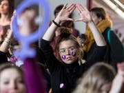 500 Frauen nahmen an den Streikvorbereitungen in Biel teil. (Bild: KEYSTONE/ADRIEN PERRITAZ)