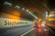 Ein Reinigungsfahrzeug spritzt die Wände im Stephanshorntunnel ab.