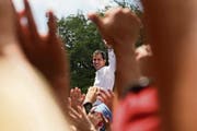Oppositionsführer Juan Guaidó winkt bei der Kundgebung vom Samstag seinen Anhängern zu. (Bild: Fernando Llano/AP (Caracas, 9. März 2019))