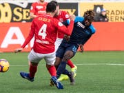 FCZ-Stürmer Stephen Odey (rechts) kommt hier gegen den Thuner Miguel Rodrigues zum Schuss (Bild: KEYSTONE/PETER SCHNEIDER)