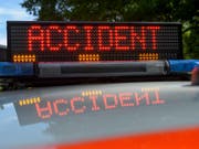 Bei einem Selbstunfall auf der Autobahn bei Versoix GE ist am frühen Sonntagmorgen ein Paar ums Leben gekommen. (Bild: KEYSTONE/MARTIAL TREZZINI)