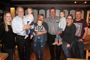 Im Kreis der Familie (von links): Tochter Leni (Mutter der drei Grosskinder), Vater Alois Zurfluh mit Urgrosskind Emily, Leni, Frau des neuen Ehrenmitgliedes, mit Grosskind John, das neue Ehrenmitglied mit Grosskind Elin, Tochter Anja und Sohn Alois. (Bild: Paul Gwerder (10. März 2019))