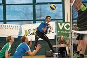 Der Buochser Samuel Werner (Mitte) sieht seinen Smash vom St. Galler Block abgewehrt. Bild: Roger Grütter (Beckenried, 9. März 2019)