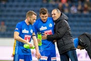 Luzerns neuer Trainer Thomas Häberli (rechts) mit den Spielern Christian Schneuwly und Pascal Schürpf (Mitte). (Bild: Martin Meienberger/Freshfocus)
