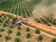 Die Maschine des Typs DC-3 stürzte in der Nähe der kolumbianischen Stadt Villavicencio auf ein Feld und brannte aus. Alle 14 Menschen an Bord kamen ums Leben. (Bild: KEYSTONE/EPA DEFENSA CIVIL COLOMBIANA/HANDOUT)