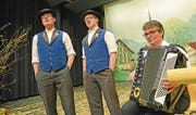 Begeisterte: das Jodelduett Martin (links) und Hubert Thalmann, begleitet von ihrer Mutter Vroni Thalmann. (Bild: Robert Hess (Kägiswil, 9. März 2019))