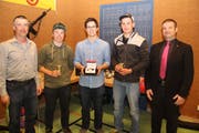 Die besten Jungschützen (U21-U19): (von links) Felix Zurfluh (Ressortleiter Jungschützen), Ivan Gisler, Kilian Imholz, Ruedi Bissig zusammen mit Si-cherheitsdirektor Dimitri Moretti. (Bild: Paul Gwerder, Seedorf, 9. März 2019)