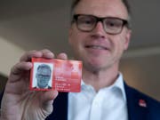 SBB-Chef Andreas Meyer zeigt seinen SwissPass. ÖV-Unternehmen gewähren ihren Angestellten laut Medienbericht jährlich kostenlose oder vergünstigte Generalabonnemente im Wert von 380 Millionen Franken. (Bild: KEYSTONE/LUKAS LEHMANN)