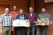 Die beiden geehrten Älpler zusammen mit: (von links) Wendel Loretz (Präsident Bauernverband Uri), Mathias Schuler (Hirteverwaltung Surenen), Kari Muheim (Älpler), Karl Arnold (Älpler), Andreas Baumann (Vizepräsident). (Bild: Paul Gwerder (Erstfeld, 8. März 2019))