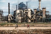 Müssen Mutterfirmen für Umweltschäden haften, welche ihre Tochterfirmen im Ausland verursachen? (Bild: Kadir van Lohuizen/Noor (Kankoyo, 13. August 2017))