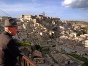 Im süditalienischen Matera, Europas Kulturhauptstadt 2019, wird die Prolog-Szene der 25. Ausgabe des neuen James Bond-Films mit Daniel Craig in der Hauptrolle gedreht. Dies berichten italienische Medien am Sonntag. (Bild: KEYSTONE/AP/ANDREW MEDICHINI)