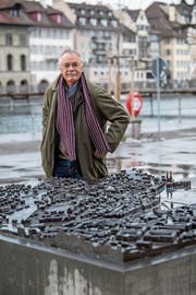 Romano Mina vor dem Modell «seiner» Stadt. (Bild: Nadia Schärli, Luzern, 11. Februar 2019)