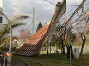 In Baden-Württemberg wehte Sturm «Eberhard» das Dach der Halle einer Tankstelle weg. Dieses landete auf einer Tramlinie. (Bild: KEYSTONE/APA/Pr-Video/R.PRIEBE)