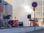 Bei der Detonation eines Busses in Stockholm wurde der Fahrer verletzt. Das Fahrzeug brannte lichterloh. Die Polizei spricht von einem Verkehrsunfall. (Bild: KEYSTONE/EPA TT NEWS AGENCY/TOMAS BENGTSSON)
