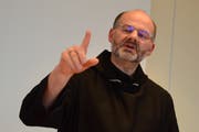 Abt Emmanuel Rutz versteht es in seinen Ausführungen, die Vergangenheit mit der Gegenwart und der Zukunft zu verbinden. (Bild: Christine Gregorin)