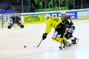 Thurgaus Verteidiger David Wildhaber kämpft sich gegen La Chaux-de-Fonds’ Philip Ahlström mutig nach vorne. (Bild: Levin Steiner/Sports-Media)