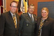 Das frischgewählte Ehrenmitglied Hans Wyrsch mit dem Präsidenten des Kantonalschützenverbandes Uri, Christian Simmen, und Ressortleiterin Pistolen, Belinda Gamma. (Bild: Paul Gwerder (Seedorf, 9. März 2019))