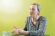 Schriftstellerin Ruth Schweikert in Zürich: «Es geht mir gut so weit, und ich fühle mich lebendig. Aber Heilung? Ich weiss nicht.» (Bild: Claudio Thoma)