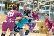 Zugs Joline Tschamper (Mitte) wird in die Zange genommen. (Bild: Pius Amrein (Nottwil, 10. März 2019))