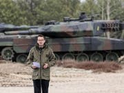 Der polnische Ministerpräsident Mateusz Morawiecki hielt am Sonntag bei der Zeremonie zu 20. Jahrestages des Nato-Beitritts von Polen, Tschechien und Ungarn in Warschau eine Rede. Die erste Panzerbrigade der polnischen Armee präsentierte dabei ihre Fahrzeuge. (Bild: KEYSTONE/EPA PAP/PAWEL SUPERNAK)