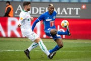 Schnell und torgefährlich: Blessing Eleke vom FC Luzern ist vor St.Gallens Philippe Koch am Ball.