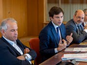 Die Genfer Stadträte Rémy Pagani (links) und Guillaume Barazzone (mitte) stehen in der Spesenaffäre der Stadt als Beschuldigte im Visier der Justiz. (Bild: KEYSTONE/MARTIAL TREZZINI)