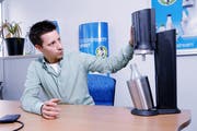 Sodastream-Schweiz-Chef Thomas Cantaro am Hauptsitz in Hünenberg. (Bild: Werner Schelbert, 4. Januar 2018)