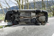 Das Unfallauto kam auf der Seite liegend zum Stillstand.