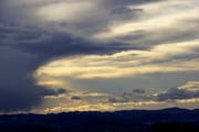 Angesichts des unbeständigen Wetters dürften auch diese Woche zeitweise Schnappschüsse von wilden Wolkenformationen über Stadt und Region möglich sein. Das Bild entstand vom Aetschberg aus und zeigte die Wolken einer Kaltfront über dem Fürstenland. (Leserbild: Ingrid Zürcher - 4. März 2019)